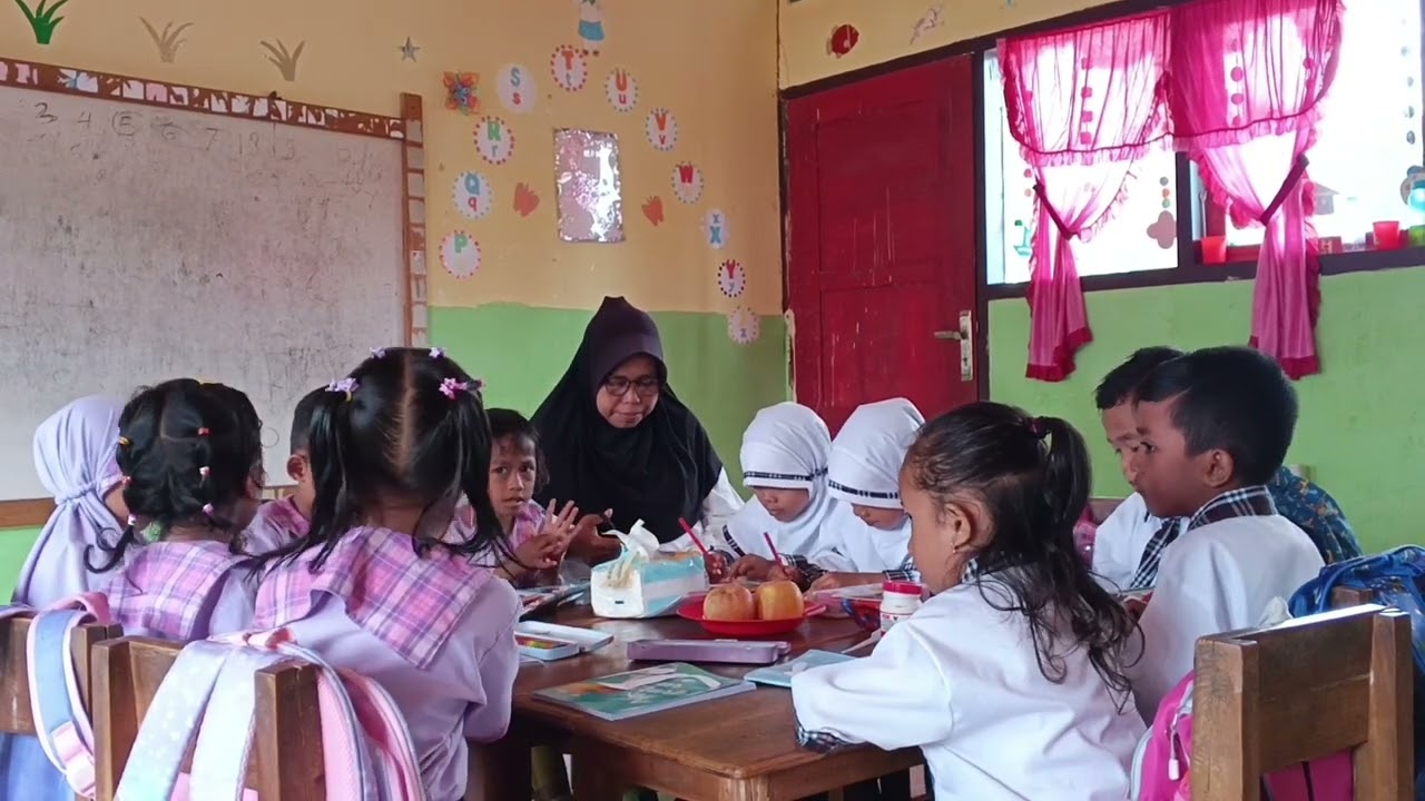 Anak mewarnai pohon apel
