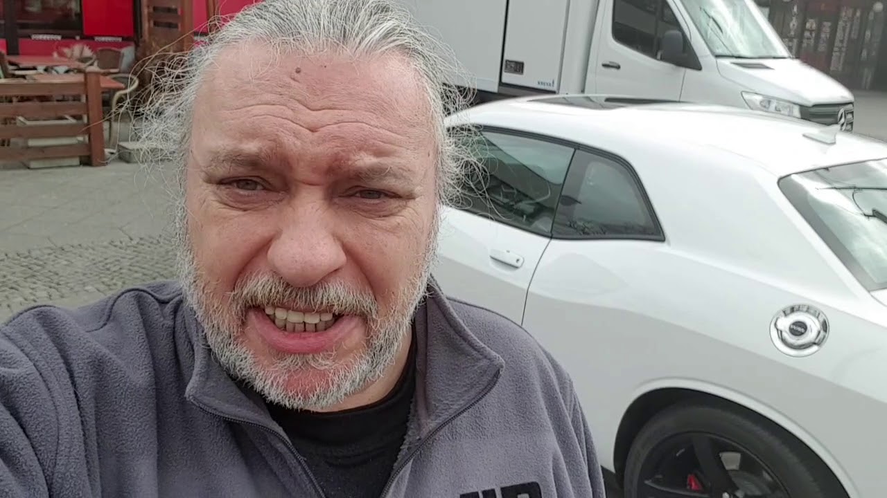 Dodge Challanger im Alltagsleben.