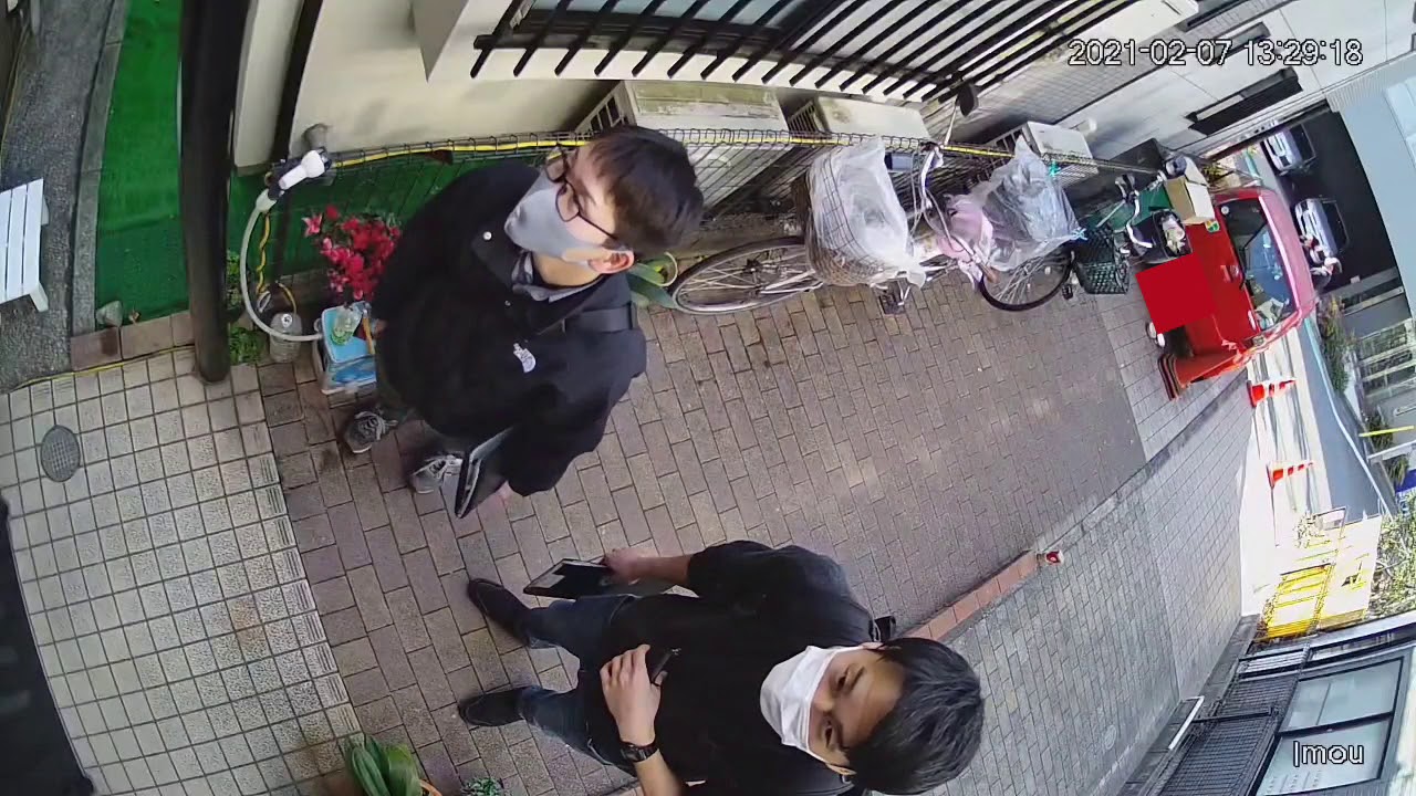 四人組の家宅不法侵入者、迷惑行為を楽しんでる風