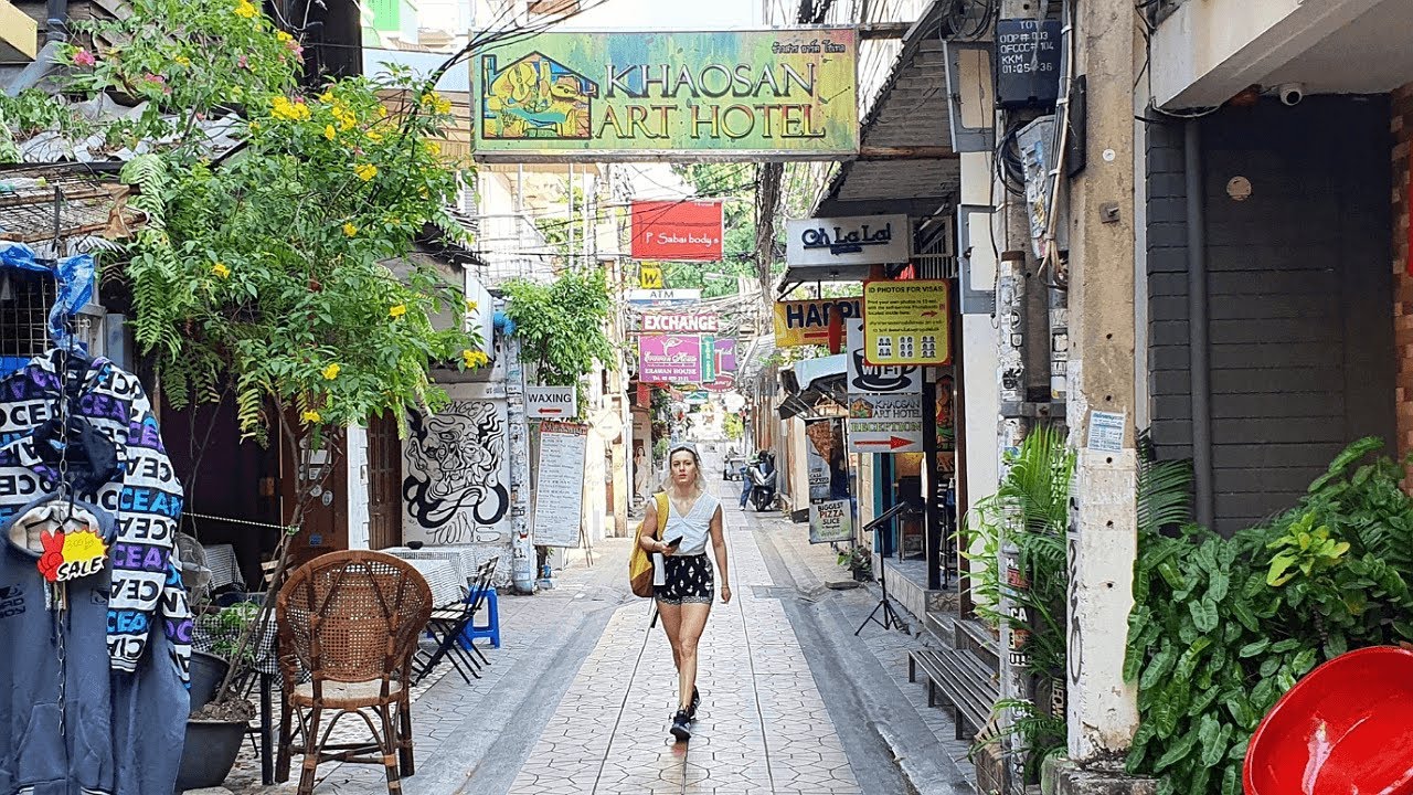 Walking around Backpacker Street in Bangkok • Phra Athit Road 🇹🇭 4K 60FPS