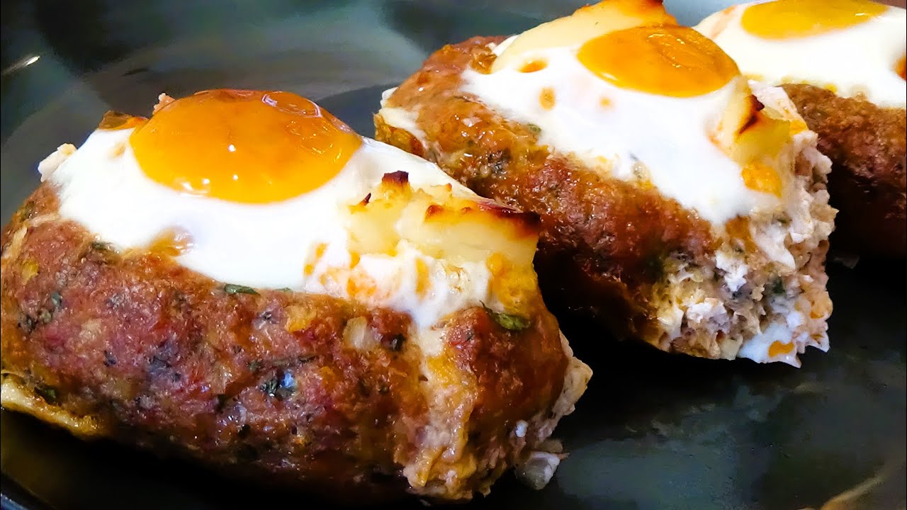 Гнезда из мясного фарша с яйцами, огурцами и плавленым сыром. Вкусный ужин!