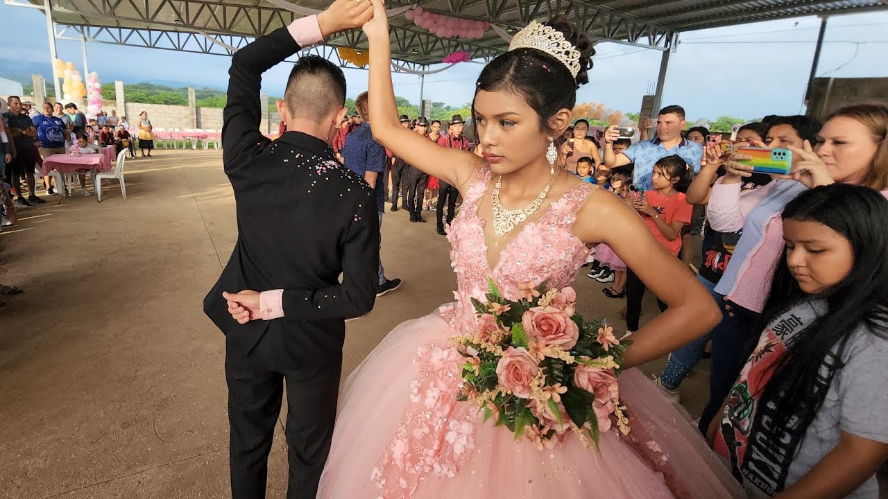 SE LLEGO EL MOMENTO DE RECIBIR A NUESTRA HERMOSA QUINCEAÑERA Y SUS ACOMPAÑANTES.