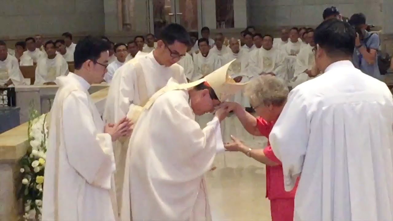 Cardinal Tagle's parents at offertory on son's 60th birthday