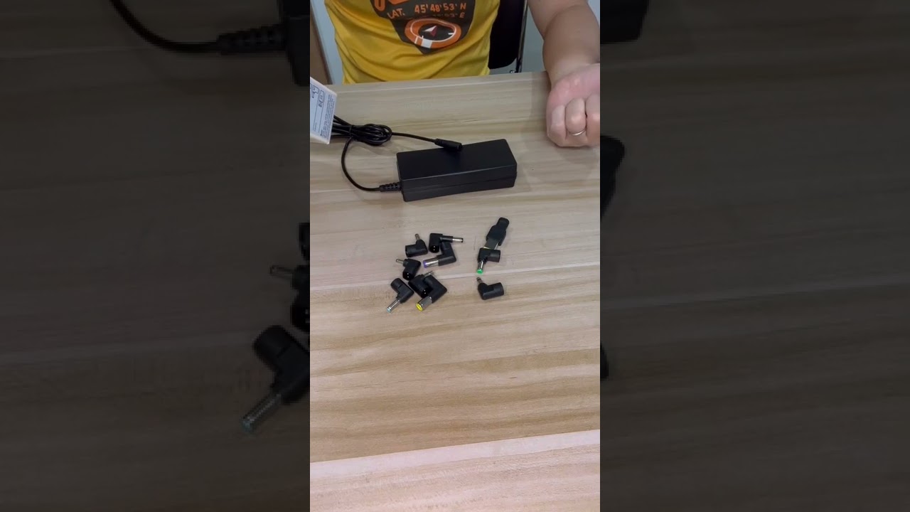 19.0V 90.0W UNIVERSAL LAPTOP POWER ADAPTER; 10 CONNECTORS; COMPATIBLE LAPTOPS FOR HP, DELL, LENOVE.
