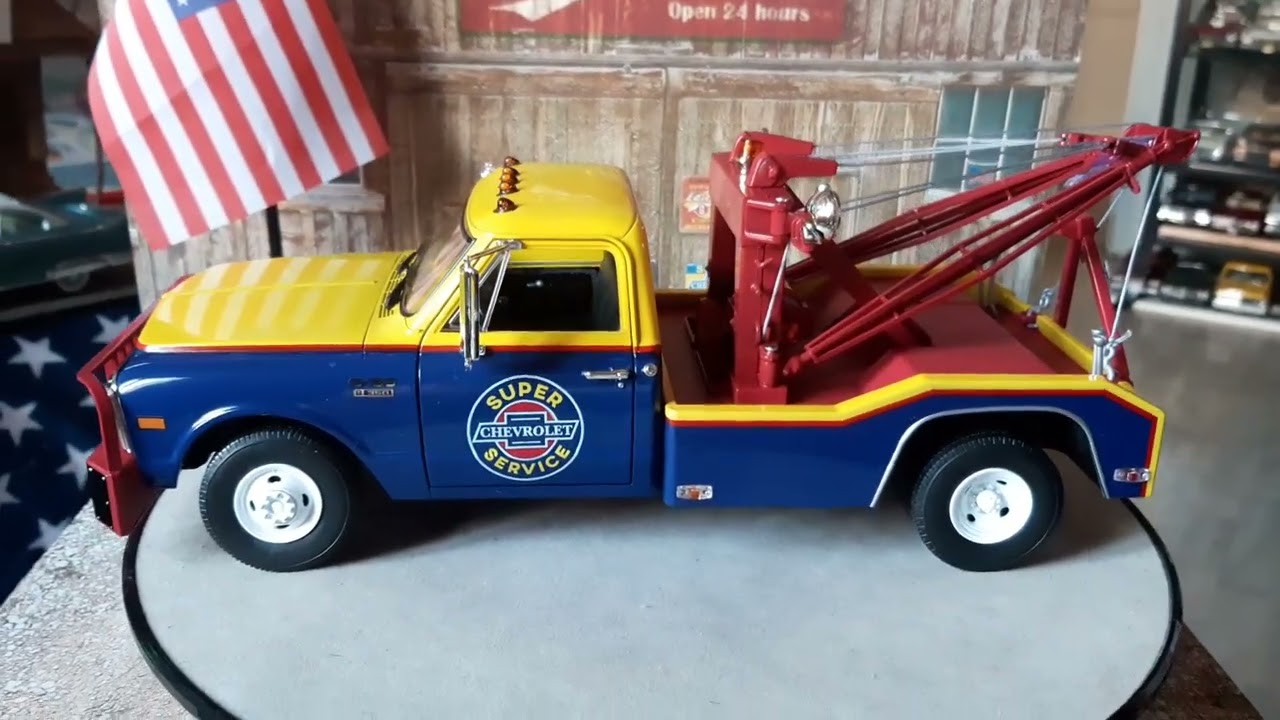 1/18 Greenlight 1969 Chevrolet C30 Dually Wrecker