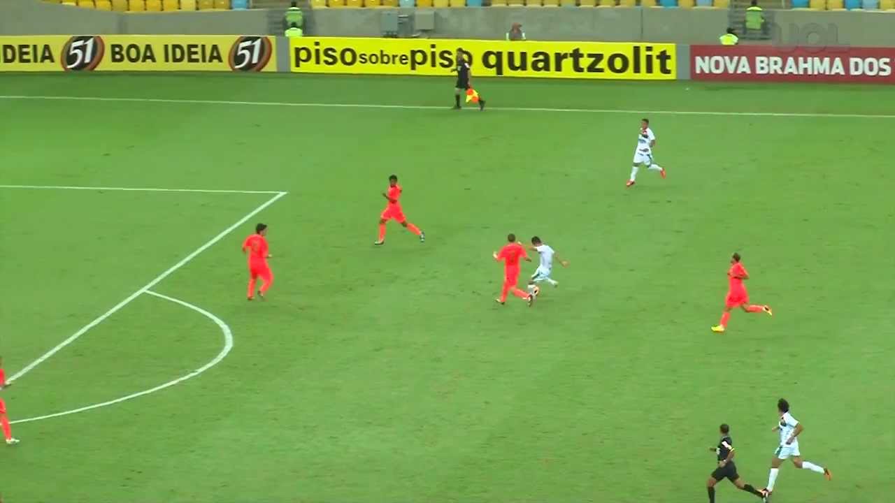 Jogador da Portuguesa atravessa o campo e tenta chute ao gol