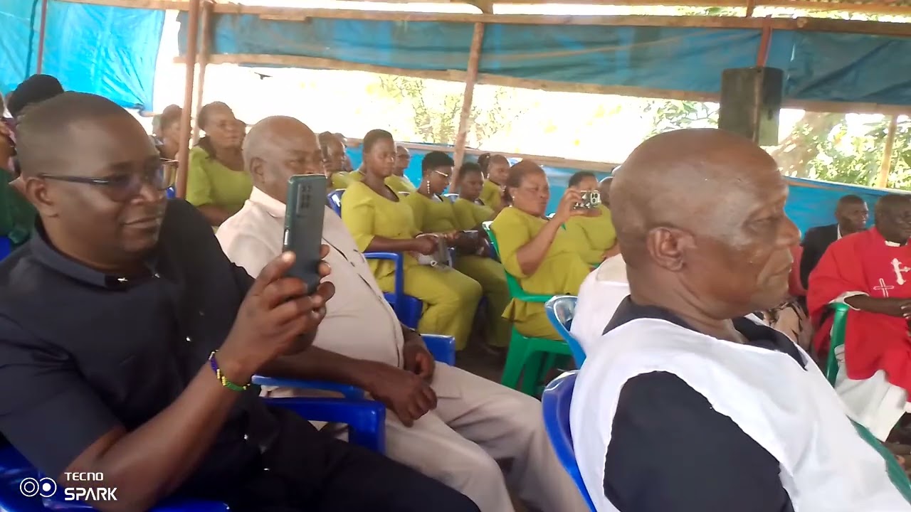 Mchungaji T. Kiungo akihubiri parish ya Kikusya