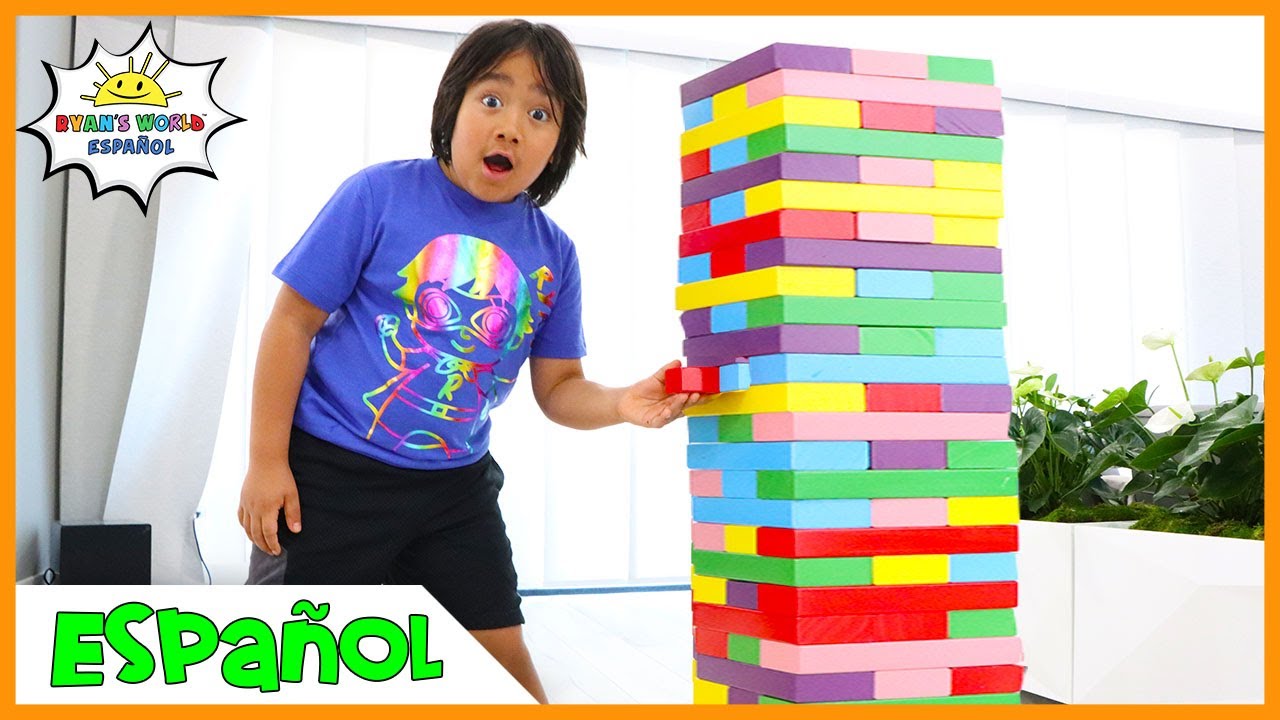 Ryan y Mamá juegan con bloques de colores!! JENGA GIGANTE!