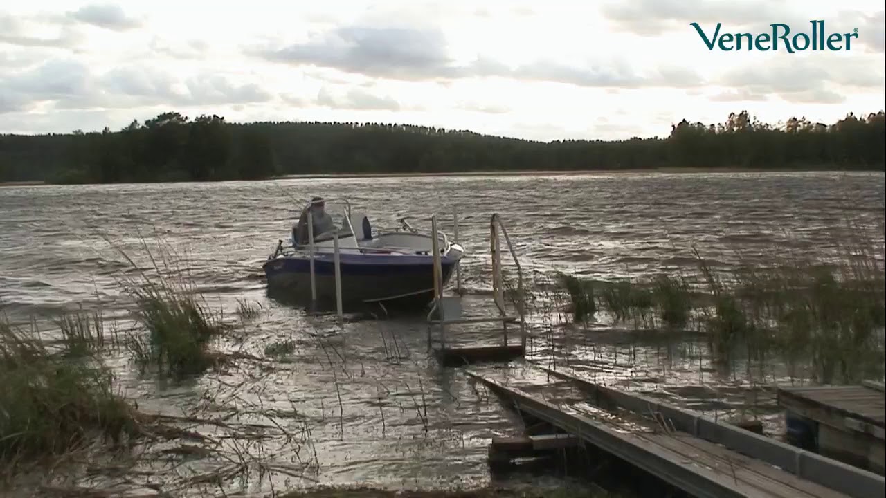 Veneen ajo VeneRoller telakkaan tuulisella säällä