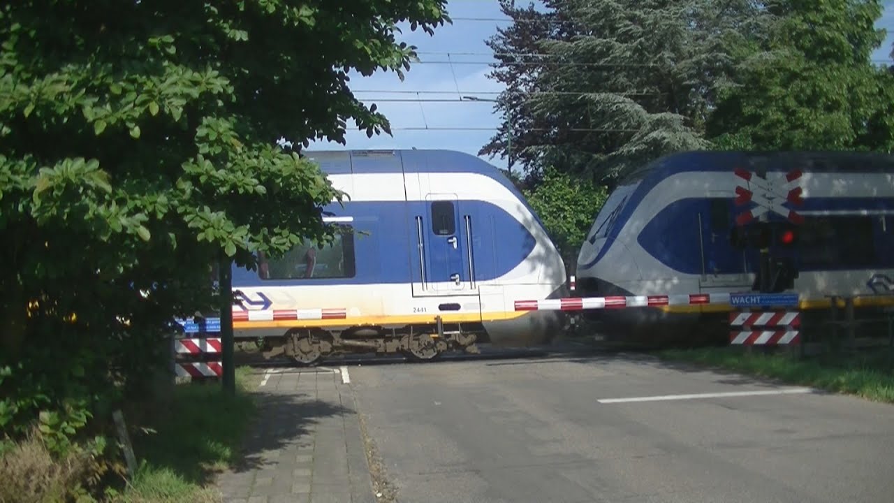 Spoorwegovergang Groenekan // Dutch railroad crossing