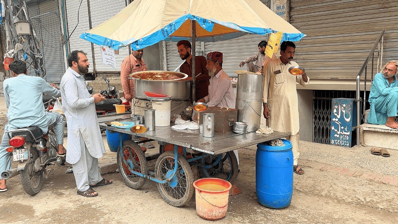 Pakistan’s 🇵🇰 Taste of KINGS 👑 | Hafiz Shahi Murgh Channay Breakfast in Lahore!