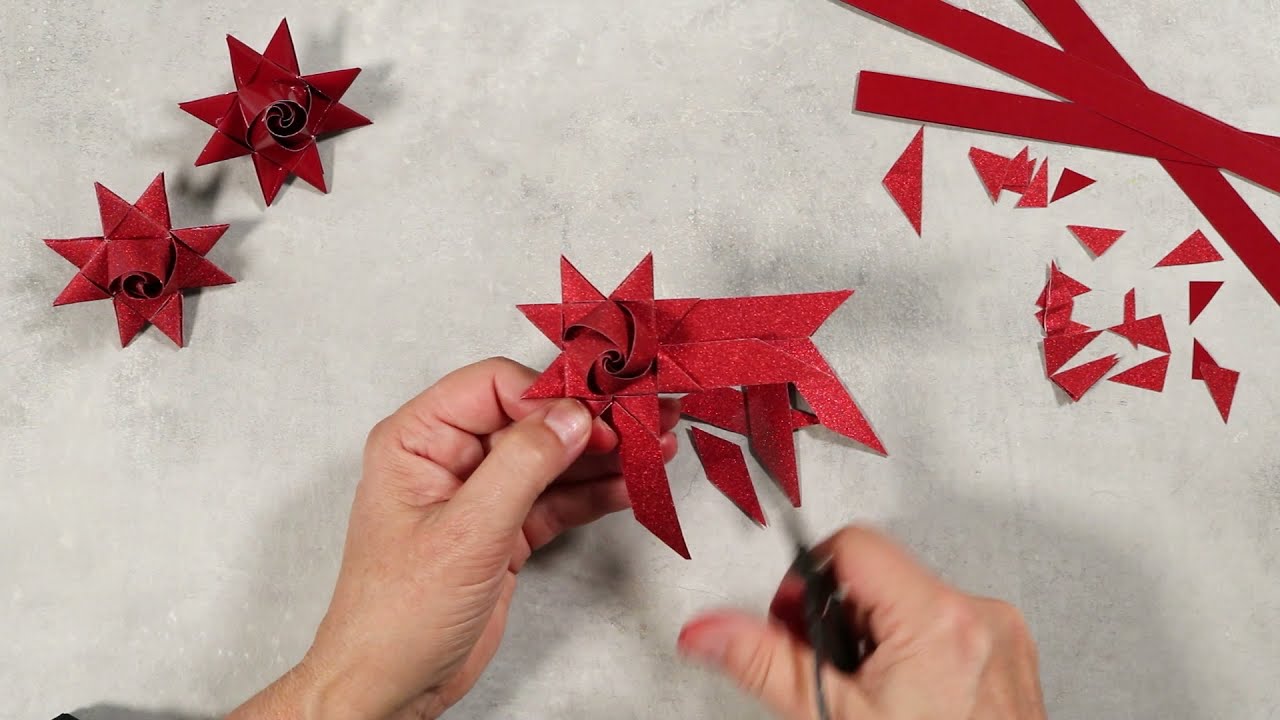 How to weave paper stars with rose buds