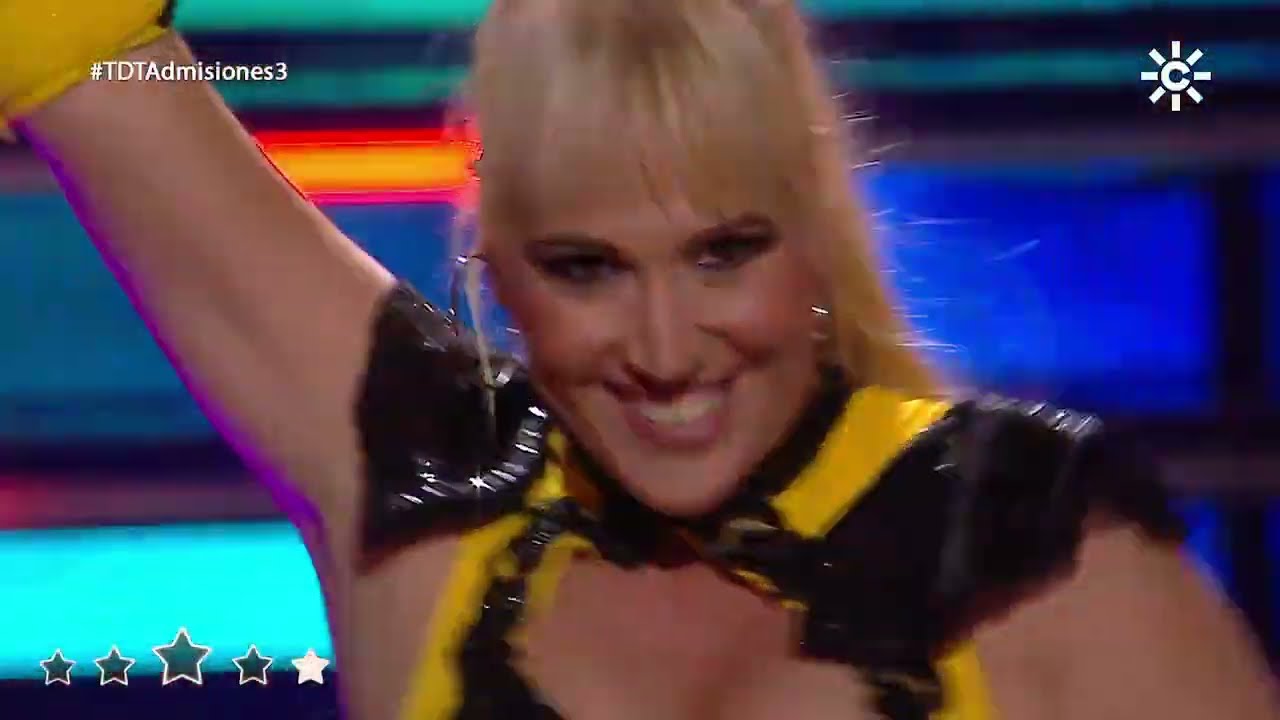 Regina Blue revoluciona al escenario con un medley de música electrónica en #TDTAdmisiones3