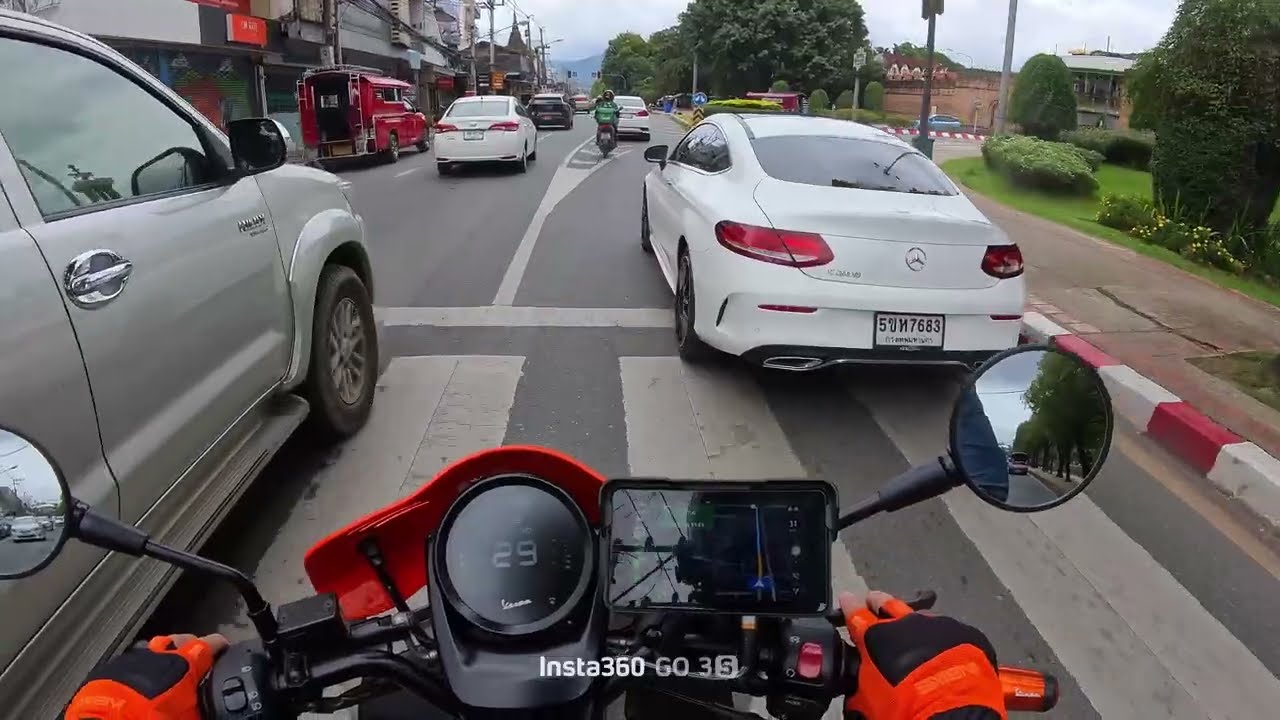 POV: Vespa GTV @Chiangmai ขี่รถส่งอาหาร