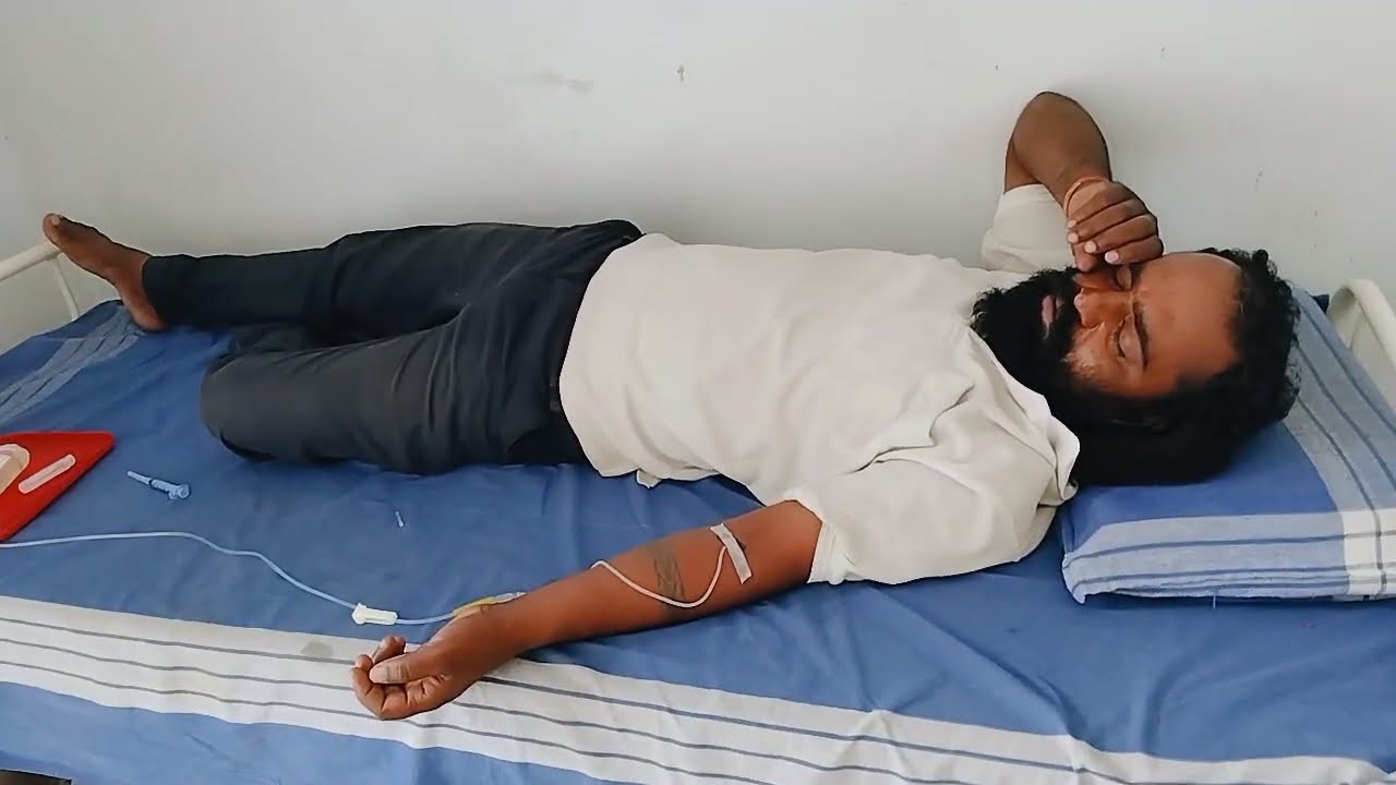 #नवऱ्याला सलाईन लावलं बघा खूप तब्येत बिघडला मणून🤒🥺