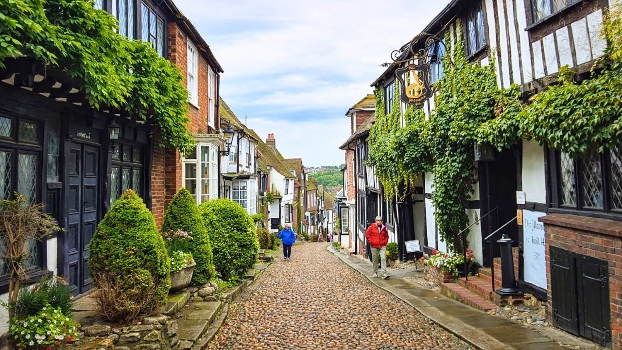 Rainy Rye Town and Mermaid Street Walk, English Countryside 4K