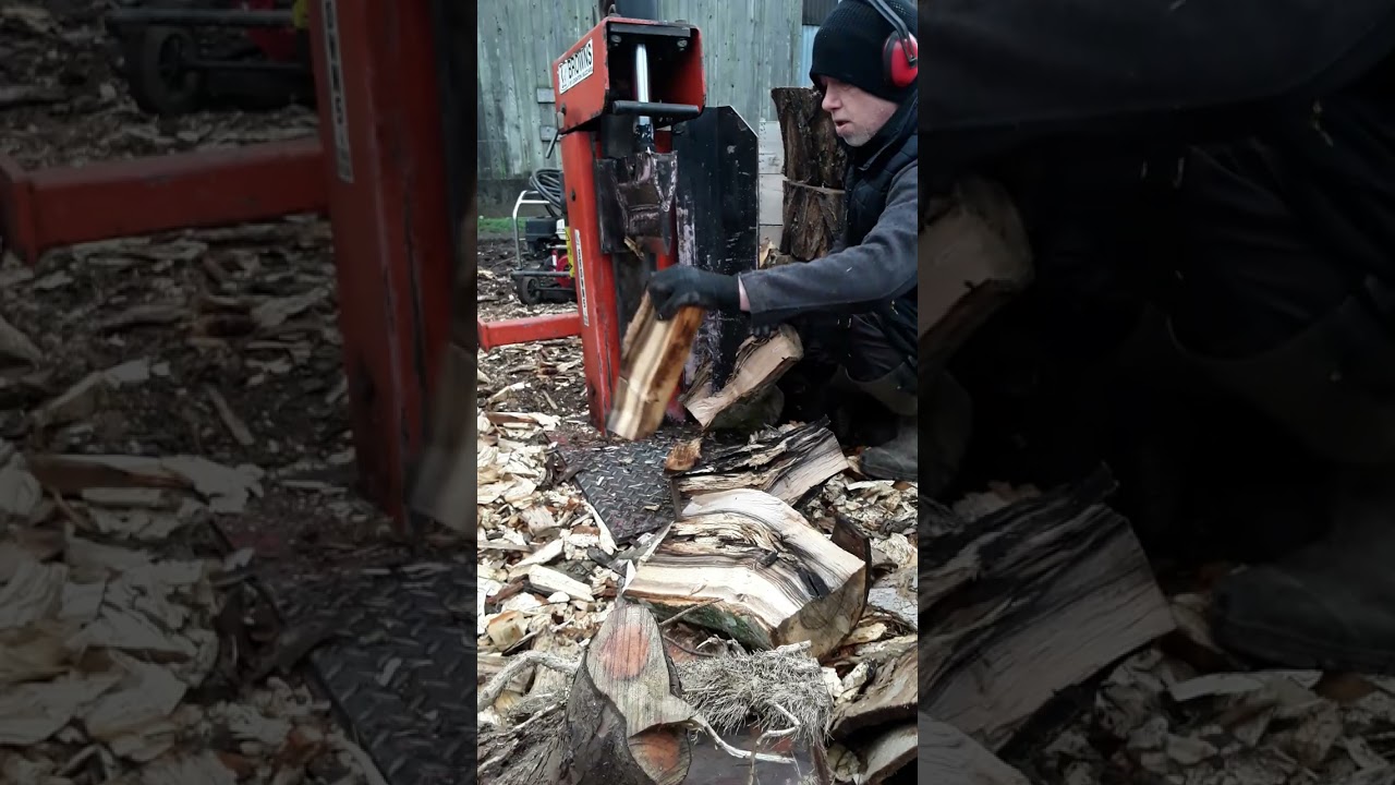 Splitting logs with the 12 Ton Hydraulic Splitter
