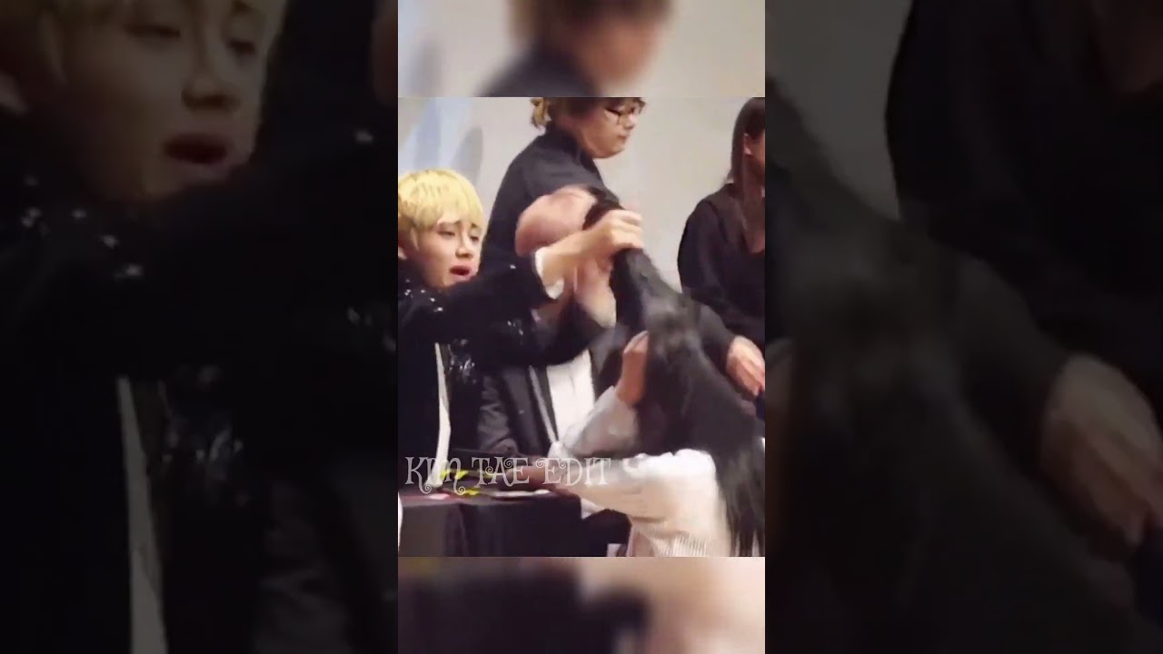 The way taehyung🐻 playing with Army girl's hair😍 during fansign🥰💜#bts #taehyung #shorts
