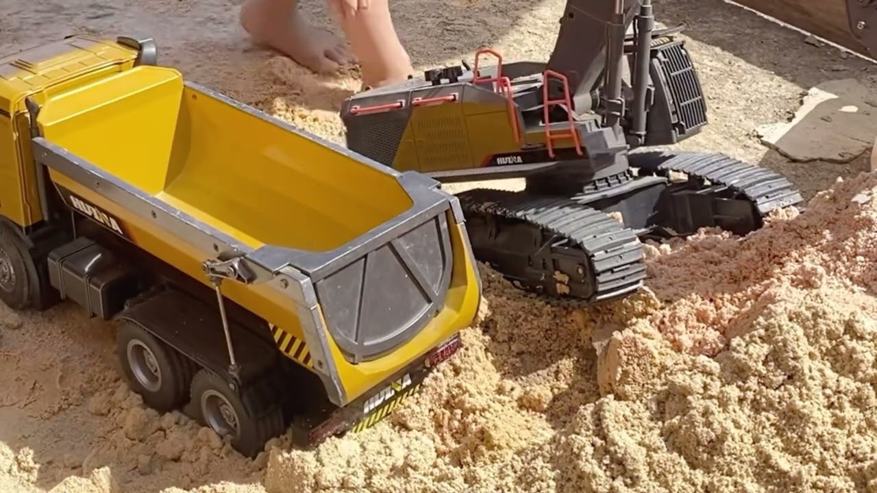 Excavator model HUINA 1592 and HUINA 1593