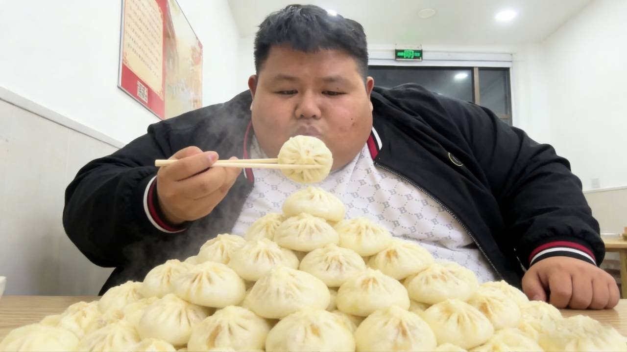 美味的包子吃到爽，猜猜400斤的良子一顿能吃多少个包子？ #良子大胃袋 #巨型美食挑战