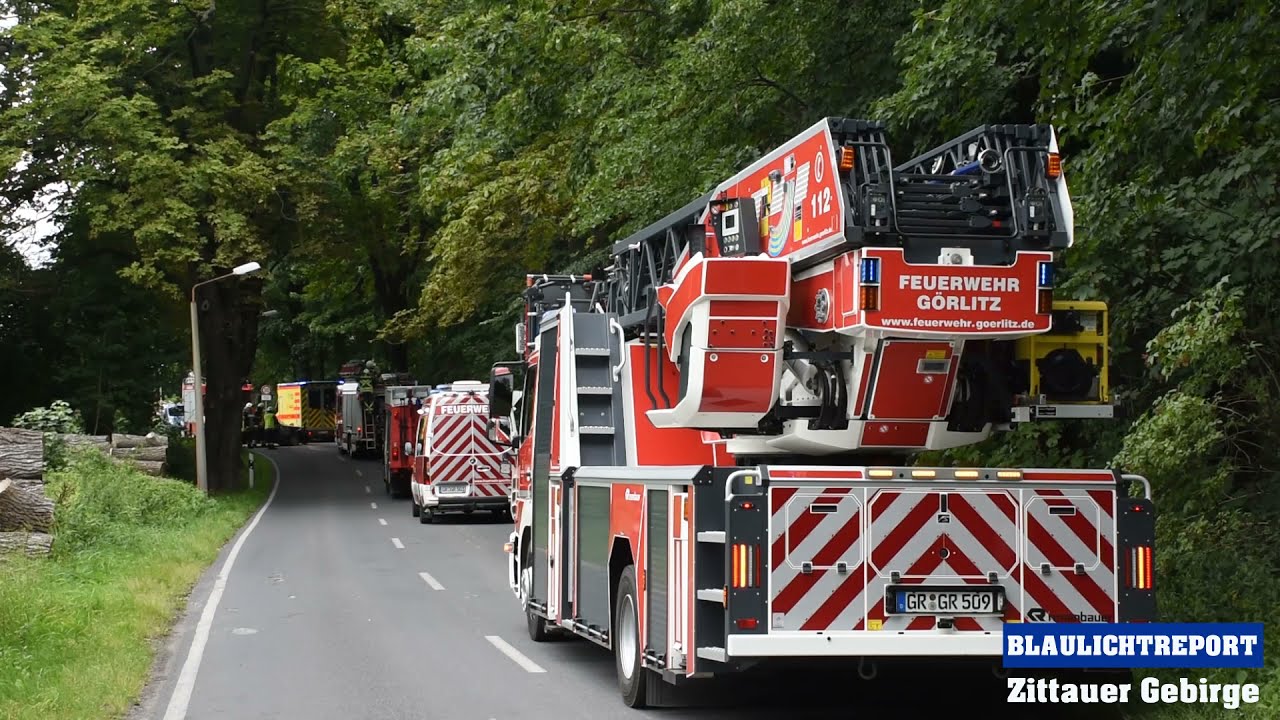 Görlitz: Senior kommt von Straße ab, kollidiert mit Baum und überschlägt sich