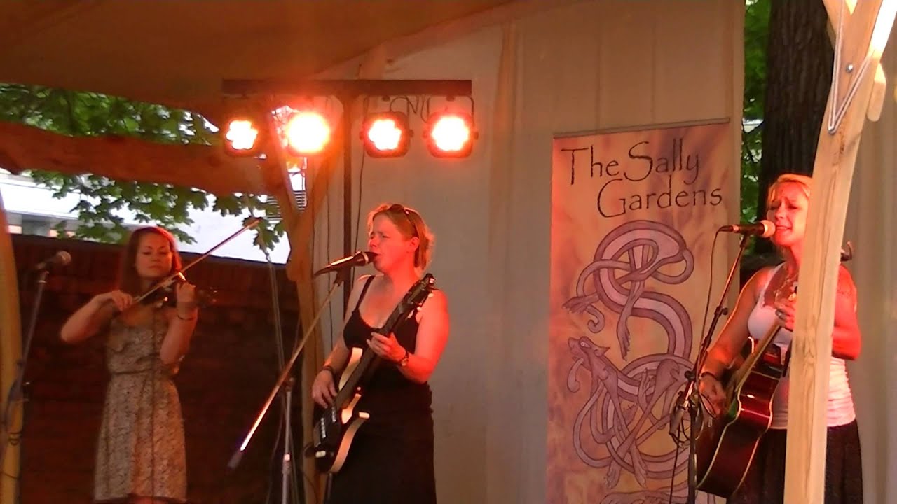 The Sally Gardens ~ Autumn Leaves live (HD)
