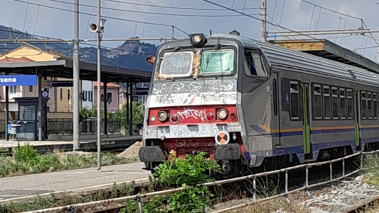 Due treni in arrivo e partenza alla stazione F.s. di Sarzana con @GIORDOX07