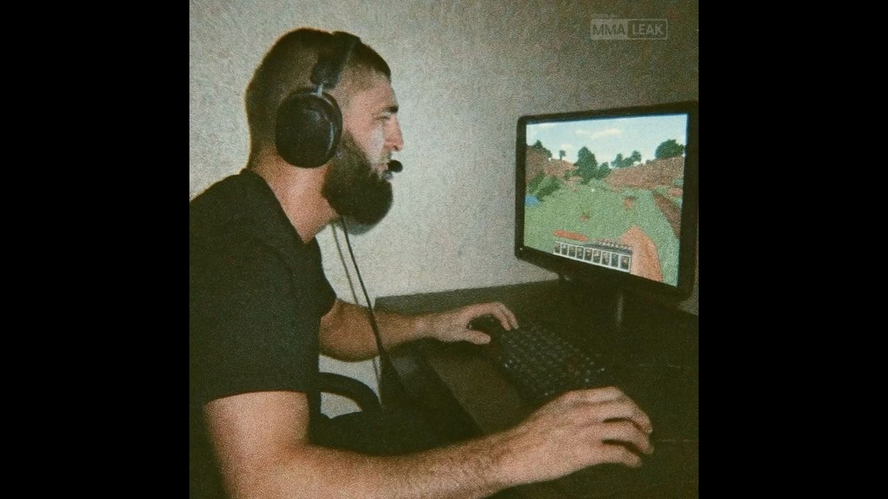зашел в кубики и играю в них