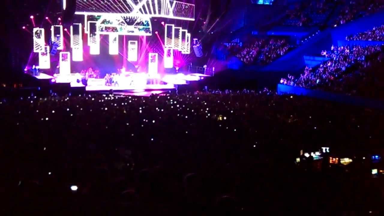 rihanna's dimonds tour Perth 24/09/2013 (we found love)