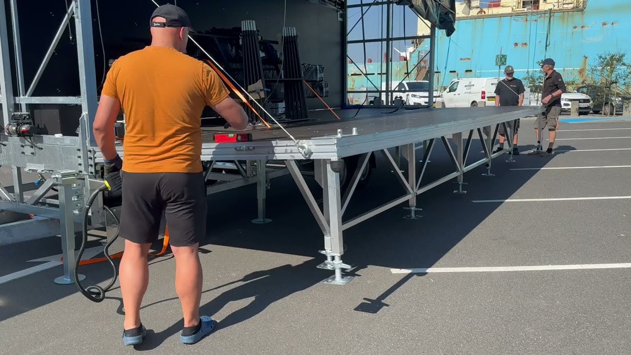 Sådan kører du nemt scenegulvet ud på en 48 m2 halvautomatisk mobilscene. Ingen tunge løft og mas.