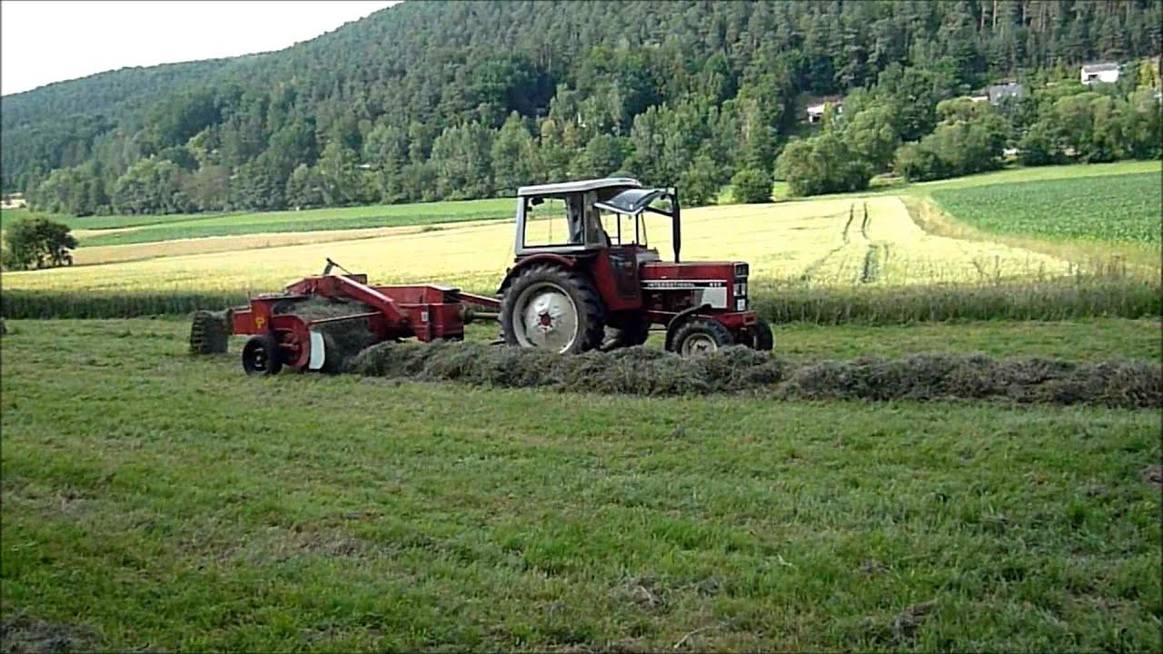 Heuernte 2013 HD Ballenpressen mit International 633 und Welger AP 12 K