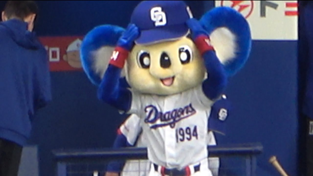 会話に夢中で井上監督とハイタッチし損ねて頭を抱えるドアラ（笑）