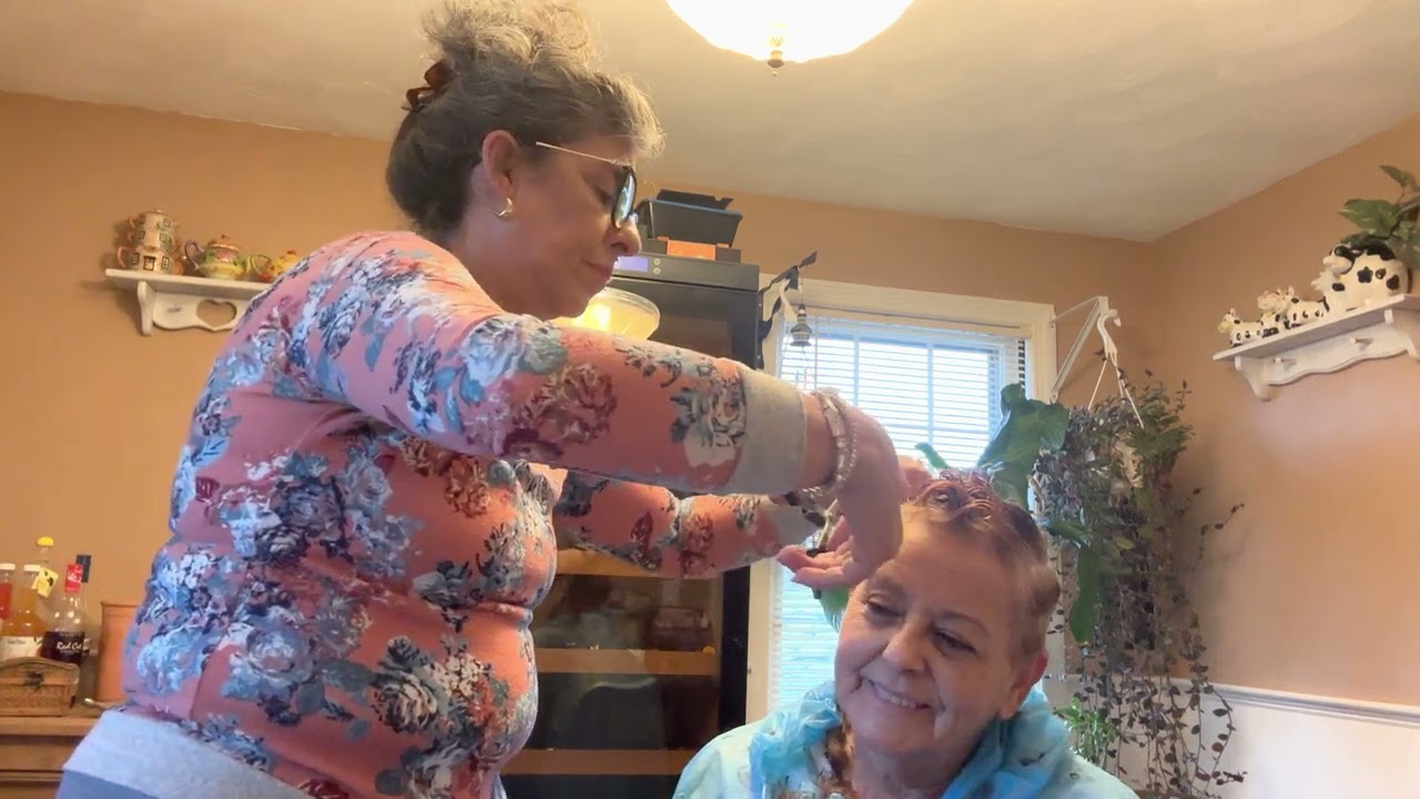 Haciéndole un corte de cabello a mi madre.