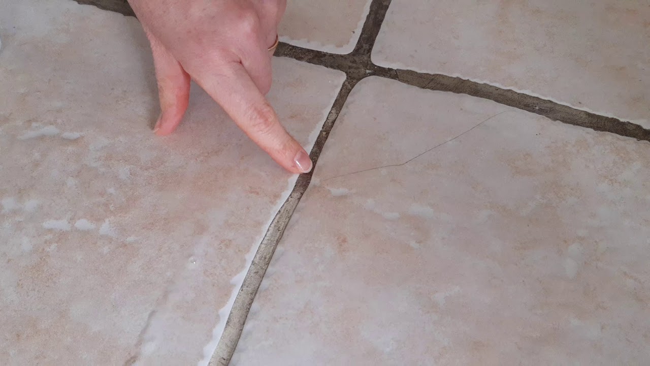 Nettoyer les joints de carrelage et le sol avec des produits naturels