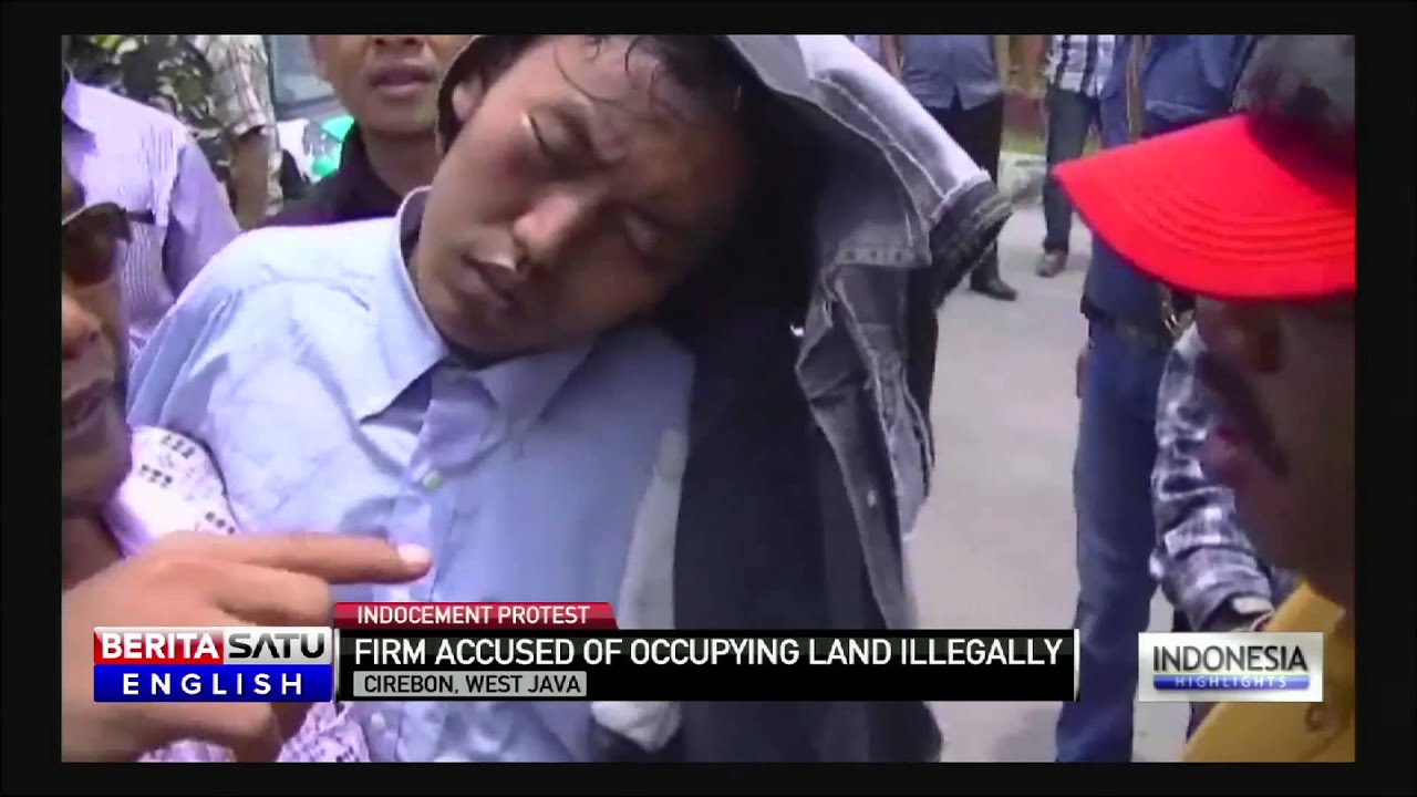 Protestors Clash With Police Outside Cirebon Indocement Factory