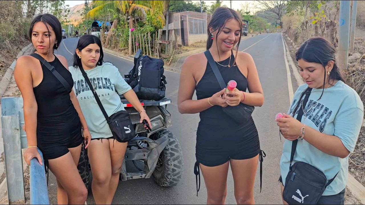 Las nenas reciben un lindo detalle.