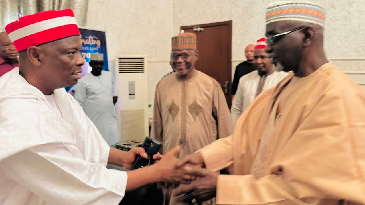 Abinda Kwankwaso ya ce da ya je gidan tsohon Gwamnan jihar Kano, Ibrahim Shekarau ziyarar ta'aziyya