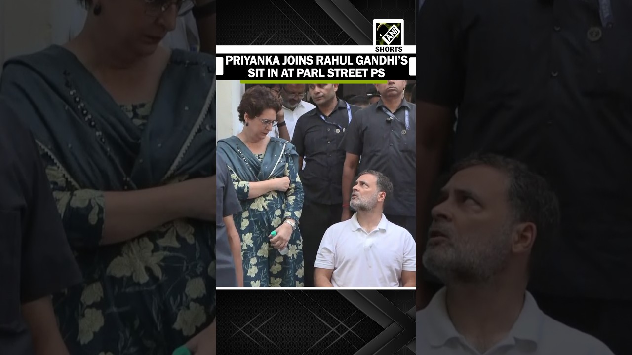 Priyanka Gandhi joins Rahul Gandhi&rsquo;s sit in at Parl Street PS with pellet gun victim over FIR demand