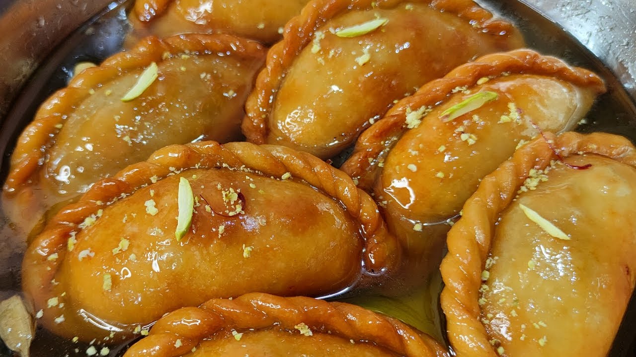 बिना सांचे के चाशनी वाली शाही गुजिया बनाने का एकदम आसान तरीका। shahi gujiya recipe। shahi gujiya