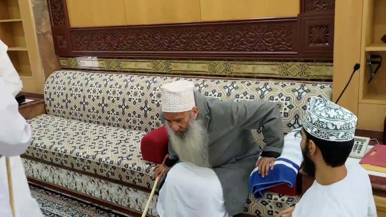 تواضع سعادة السفير عبدالله بن سعود العنزي في زيارته اليوم لفضيلة الشيخ حمود بن حميد الصوافي 🇸🇦🇴🇲