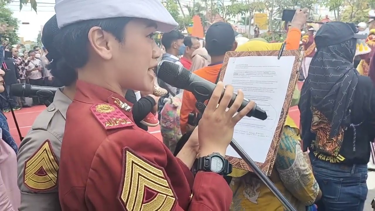 penampilan Drumband Dari AKPOL  pada pembukaan kejurnas Drumband 2022 di kota Madiun.