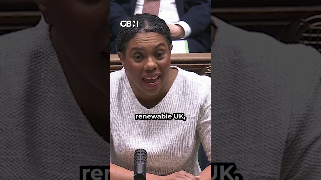 Kemi Badenoch WYŚMIEWA Keira Starmera, twierdząc, że &bdquo;jest popychany&rdquo; przez Eda Milibanda