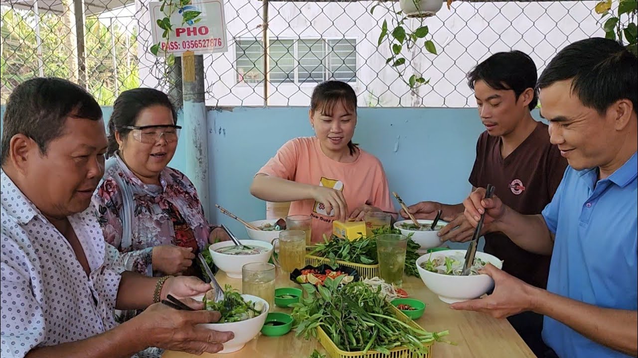 Mới Vừa Phẫu Thuật Không Tiện Vào Bếp Nên Mời Cả Nhà Ra Quán Phở Ăn Bồi Dưỡng | BQCM & Family T651