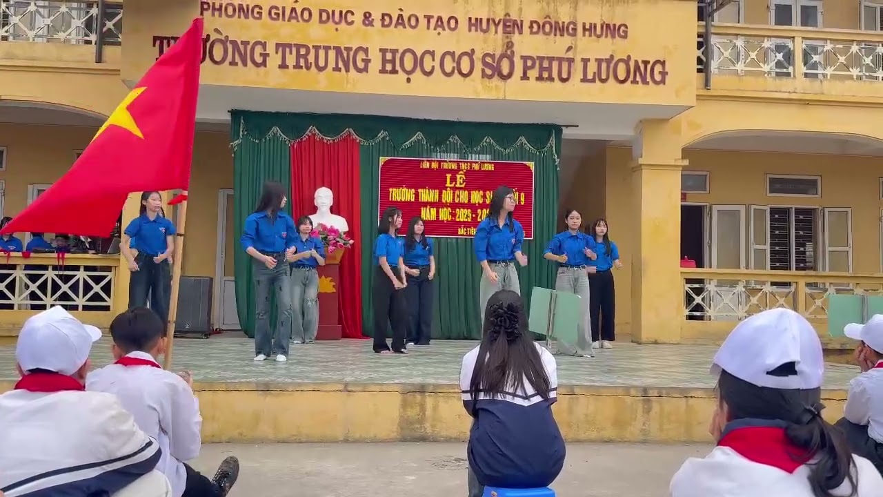 Văn nghệ chào mừng lễ trưởng thành đội cho HS khối 9