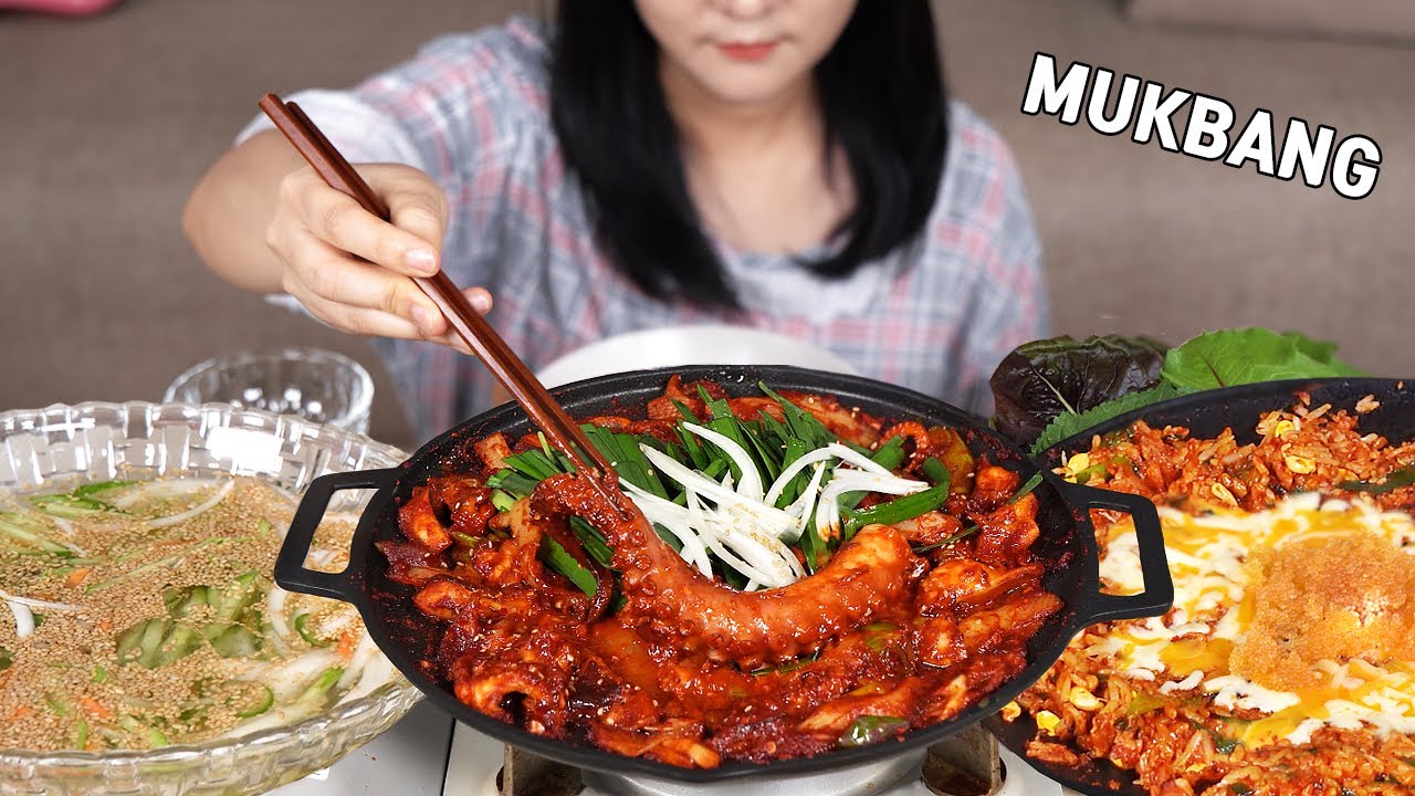 Мукбанг:) Жареный рис с сыром, смешанный с острым осьминогом и приправой, действительно вкусный.