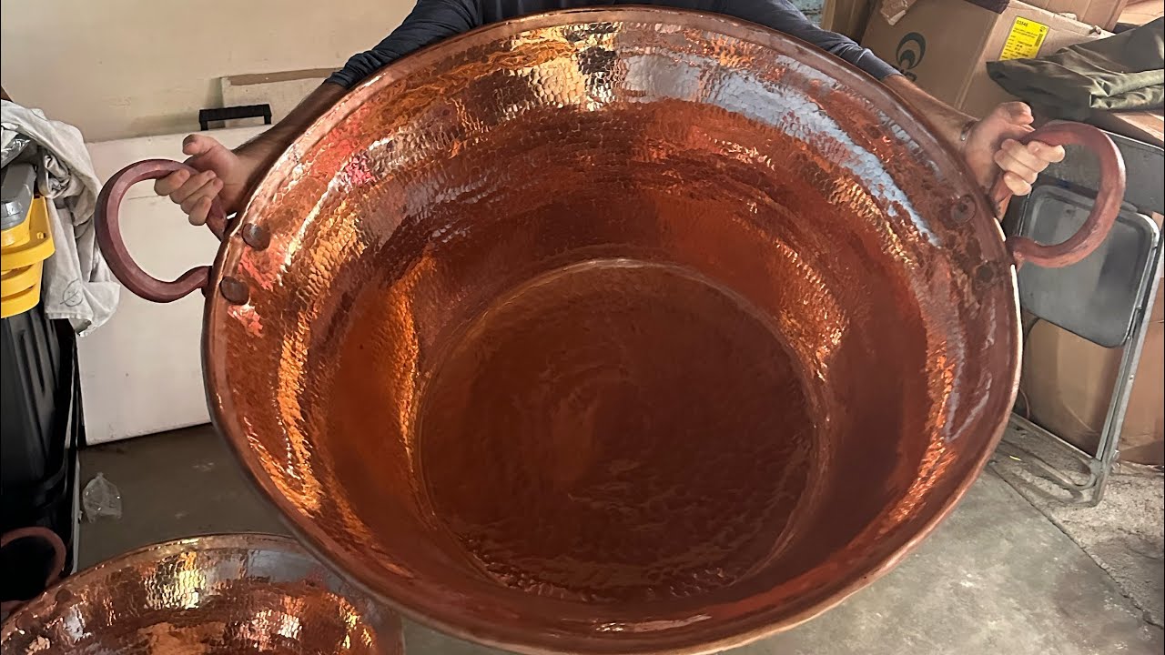 Así se fabrican los cazos de cobre martillados hechos a mano por artesanos mexicanos