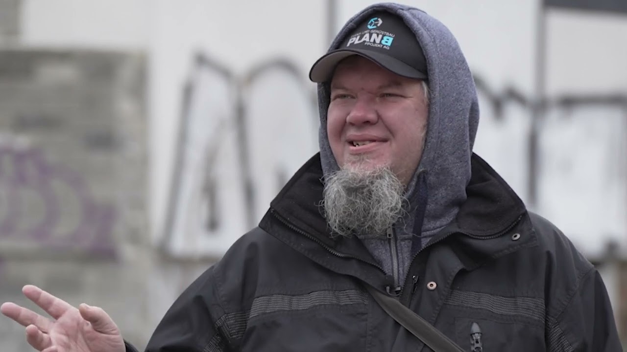 Диалог со Стасом Почобутом: Жестяной барабан.