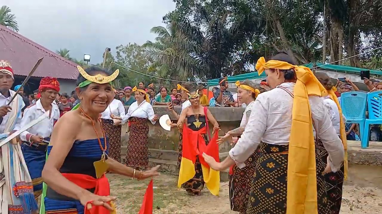 penampilan bule dalam acara adat di Ede Sumba Barat Daya