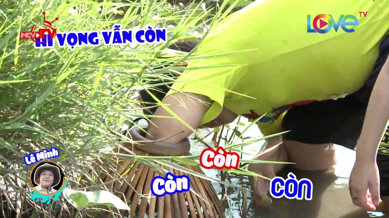 H&agrave;i hước cậu 'c&ocirc;ng tử bột' 9 tuổi lần đầu về qu&ecirc; lội đồng bắt c&aacute;