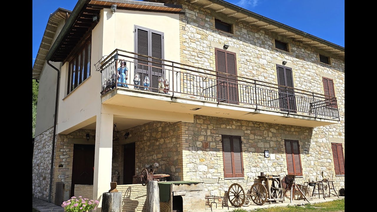 CASALE CON TERRENO IN VENDITA AD ASSISI.